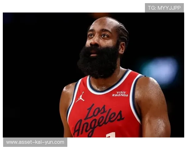 哈登吸引防守，空位开始出现